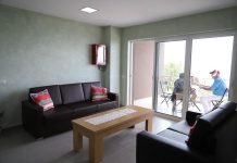 Plazh për të moshuarit! Hapet qendra e re e pushimit për personat e moshës së tretë