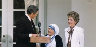 Nënë Tereza, një nga 7 qytetarët e nderit në historinë e Amerikës