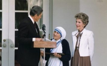 Nënë Tereza, një nga 7 qytetarët e nderit në historinë e Amerikës