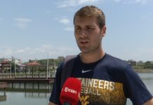 Njihuni me amerikanin që zgjodhi të jetojë në një fshat të Shqipërisë (VIDEO)