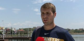 Njihuni me amerikanin që zgjodhi të jetojë në një fshat të Shqipërisë (VIDEO)