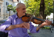71 vite me violinën, kush është 83 vjeçari shqiptar që performon me grupe muzikore këngët e Shkodrës