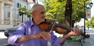 71 vite me violinën, kush është 83 vjeçari shqiptar që performon me grupe muzikore këngët e Shkodrës