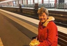 Zbuloni ministren që shkon në punë me tren dhe merr bukën me vete