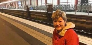 Zbuloni ministren që shkon në punë me tren dhe merr bukën me vete