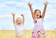 Çfarë emrash po u vënë shqiptarët fëmijëve? Dy më popullorët për vajzat dhe djemtë në 2020