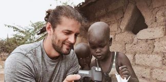 Dikur ishte vetë refugjat, njihuni me shqiptarin që angazhohet në kampin e Kakumas në Kenia