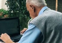 VIDEO/ Njihuni me 93 vjeçarin shqiptar që është ekspert në kompjuter dhe ka facebook