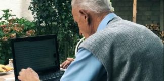 VIDEO/ Njihuni me 93 vjeçarin shqiptar që është ekspert në kompjuter dhe ka facebook