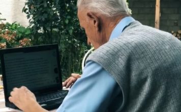 VIDEO/ Njihuni me 93 vjeçarin shqiptar që është ekspert në kompjuter dhe ka facebook