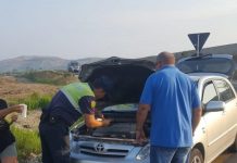 Gjesti human i policisë/ Makina e turistëve italianë prishet në rrugë, patrulla shkon blen vajin dhe i ndihmon