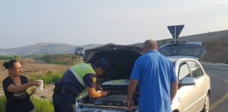 Gjesti human i policisë/ Makina e turistëve italianë prishet në rrugë, patrulla shkon blen vajin dhe i ndihmon