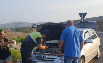 Gjesti human i policisë/ Makina e turistëve italianë prishet në rrugë, patrulla shkon blen vajin dhe i ndihmon