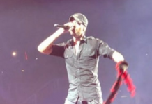 Enrique Iglesias mban flamurin shqiptar teksa këndon në Greqi