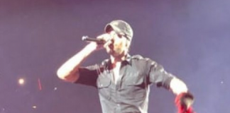 Enrique Iglesias mban flamurin shqiptar teksa këndon në Greqi