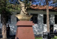 Fotolajm/ Busti i Gjergj Kastriotit-Skënderbeut vendoset në Trieshin e Tuzit