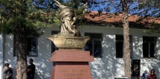 Fotolajm/ Busti i Gjergj Kastriotit-Skënderbeut vendoset në Trieshin e Tuzit