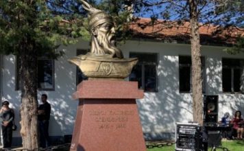 Fotolajm/ Busti i Gjergj Kastriotit-Skënderbeut vendoset në Trieshin e Tuzit
