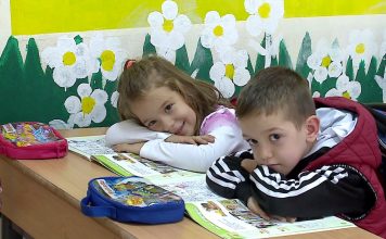 Klasa më e veçantë në Tiranë/ 3 çifte binjakësh në klasë të parë (VIDEO)