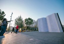 “Fjalori i Gjuhës Shqipe”, instalacioni më i ri në sheshin “Skënderbej” (Fotot)