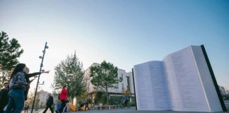 “Fjalori i Gjuhës Shqipe”, instalacioni më i ri në sheshin “Skënderbej” (Fotot)