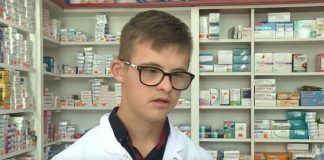 16-vjeçari me Sindromën Down fillon punën si farmacist
