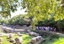 Saranda ‘pushtohet’ nga turistët e huaj