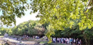 Saranda ‘pushtohet’ nga turistët e huaj