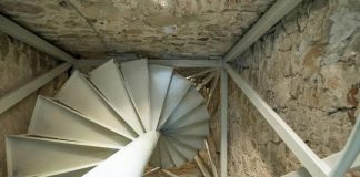 Nis restaurimi i kullës në kalanë e Prezës