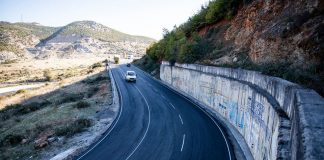 Përfundon rehabilitimi i pesë kthesave në Qafë Thanë (Fotot)