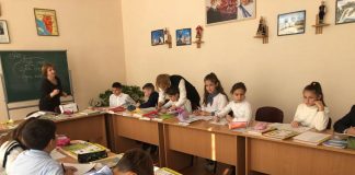 Afërdita dhe Ermelinda, mësueset nga Shqipëria nisin mësimin për shqiptarët e Ukrainës