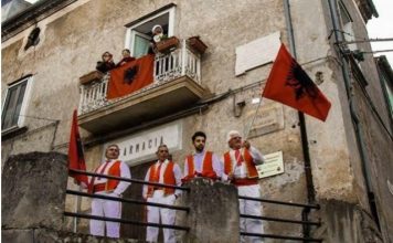 Ngrenë flamurin, arbëreshët nuk e kanë harruar origjinën!