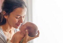 Përqafimi i bebeve nga prindërit ndikon në zhvillimin mendor të tyre