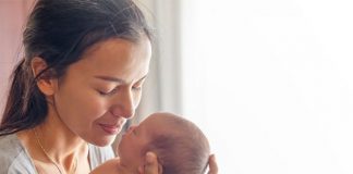 Përqafimi i bebeve nga prindërit ndikon në zhvillimin mendor të tyre