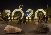 Në Tiranë mbërrijnë festat, kryeqyteti nën atmosferën e dritave (Fotot)