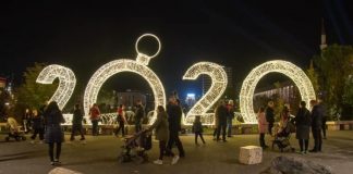 Në Tiranë mbërrijnë festat, kryeqyteti nën atmosferën e dritave (Fotot)