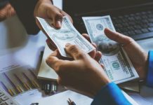 Testoje veten! 7 shenjat që tregojnë se po shpenzoni para kot