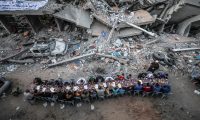 Filistinlilere, İsrail’in Gazze Şeridi’ne düzenlediği son saldırılarda Gazze kentinde yıkılan evlerin molozları arasında iftar yemeği verildi. ( Mustafa Hassona – Anadolu Ajansı )