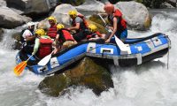 Türkiye’nin bin 440 kilometrelik en uzun kıyı şeridine sahip turizm merkezlerinden Muğla’daki Dalaman Çayı, adrenalin tutkunu yerli ve yabancı turistlere rafting heyecanı yaşatıyor. Bölgeyi ziyarete gelen turistler, tatillerine renk katmak amacıyla farklı turlara yöneliyor. Özellikle macera meraklısı turistlerin en fazla rağbet gösterdiği turizm faaliyetlerinin başında ise soğuk sularda yapılan “rafting” geliyor. Antik ismi İndos olan 229 kilometre uzunluğa sahip Dalaman Çayı, Toroslar’ın batısındaki Göktepe ve Yaylacık dağlarından inen kolların birleşmesiyle büyüyüp dar ve derin bir vadi içinden akarak rafting sporu için vazgeçilmez bir ortam sunuyor. ( Durmuş Genç – Anadolu Ajansı )