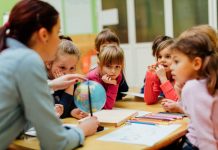 Për herë të parë në Shqipëri, licencohet “Mësuesi Ndihmës”