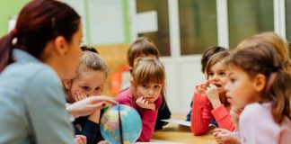 Për herë të parë në Shqipëri, licencohet “Mësuesi Ndihmës”