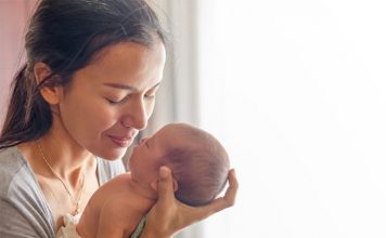 Prindër, ja pse duhet t’i përqafoni bebet vazhdimisht
