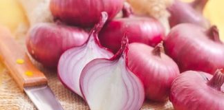 Njihuni me 5 sëmundjet që kuron lëngu i qepës