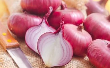 Njihuni me 5 sëmundjet që kuron lëngu i qepës