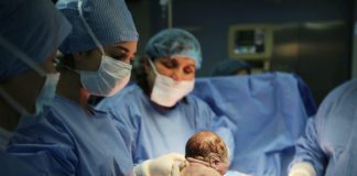 Një vajzë dhe një djalë janë foshnjet e para të 2020 në Tiranë (FOTO)