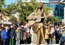 Vaçe Zela “rikthehet” në vendlindje, një shtatore për këngëtaren e përjetshme