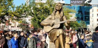 Vaçe Zela “rikthehet” në vendlindje, një shtatore për këngëtaren e përjetshme