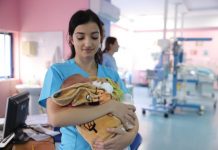Njihuni me Fatjonën, infermierja që shërben me dashuri në repartin e neonatologjisë
