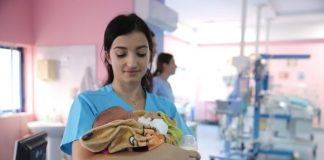 Njihuni me Fatjonën, infermierja që shërben me dashuri në repartin e neonatologjisë