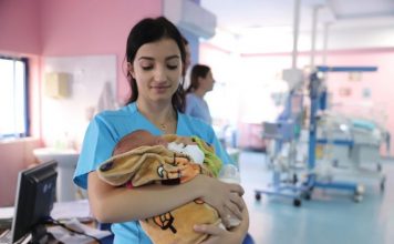 Njihuni me Fatjonën, infermierja që shërben me dashuri në repartin e neonatologjisë